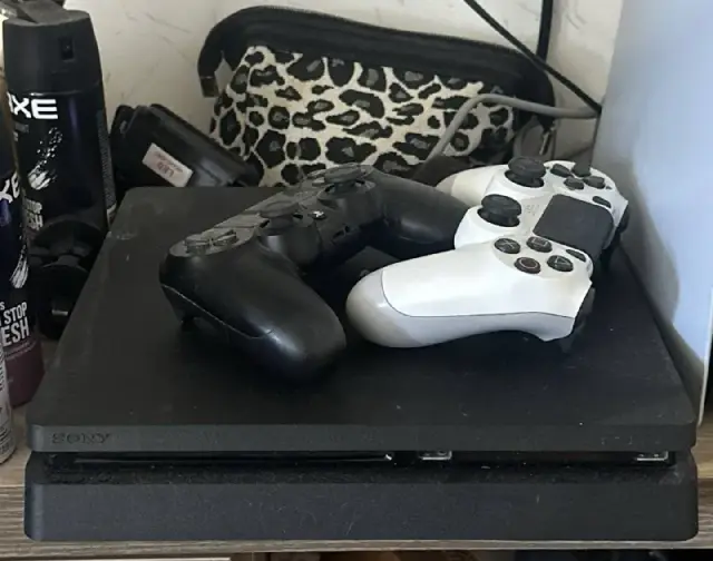 PS4 Slim 1TB + 2 джойстика — Батуми — 400 ₾