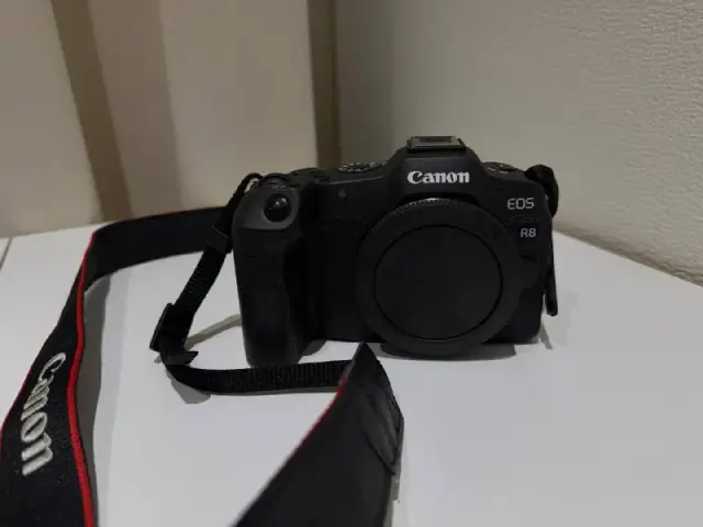 Canon EOS R8. Пользовалась редко, продаю по причине ненадобности. В идеальном состоянии. Без коробки — Tbilisi — 1,100 $