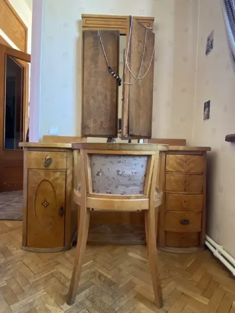 2 кровати, тумбочки, шкаф, трюмо, стул). Материал — карельская береза (муар) — Тбилиси