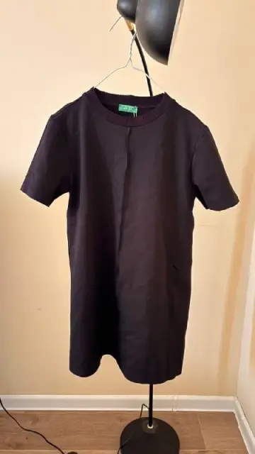 Benetton новое с биркой. Посередине шов, короткие рукава, плотная ткань, длина выше колена — Tbilisi — 70 ₾
