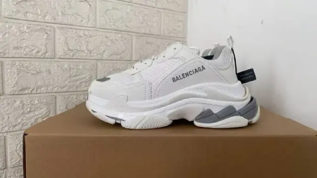 Balenciaga 36 размер, высокая подошва, на стопу 23 см — чехол и шнурки новые в подарок — 60 лари — Batumi — 60 ₾