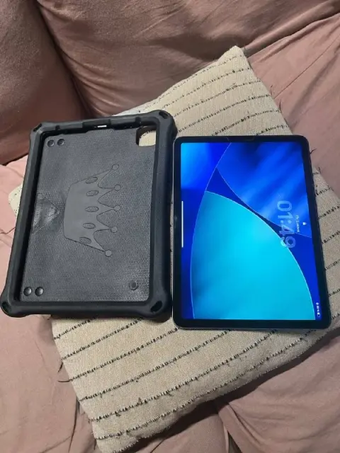 iPad Air 5 поколения M1 с чехлом и кабелем — Тбилиси — 1 200 ₾