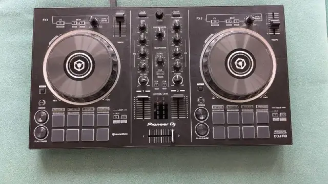 Pioneer DJ DDJ-RB 2. есть проблема с левой физической кнопкой Play — не отрабатывает чаще всего. с п — Тбилиси — 290 ₾