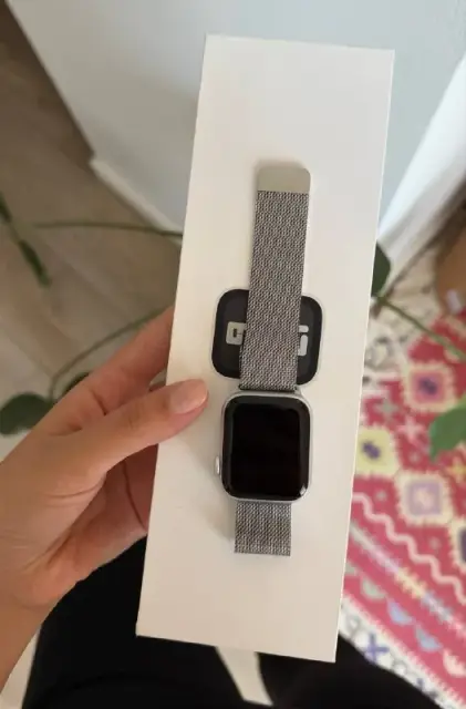 Apple Watch SE (2nd gen, GPS), 40 мм + красивый серебряный ремешок — Тбилиси — 490 ₾