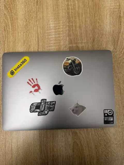 Macbook pro m2 8/256GB 13inch, battery health95%, Touch bar doesn’t work/Bez zariadnik/Touch bar ne — Батуми — 1 550 ₾