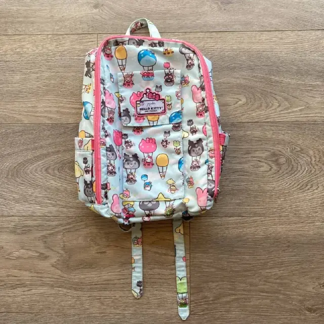 1. Продаю рюкзак JuJuBe × Hello Kitty, оригинал. Состояние отличное, использовался мало, без дефекто — Батуми — 120 ₾