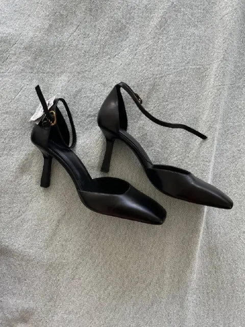 Massimo Dutti, 100% кожа, на улице не были, ценник на месте, но коробка не сохранилась. — Тбилиси — 150 ₾