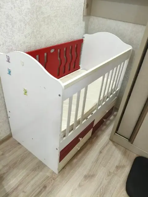 120/60 все детали в комплекте, дно стационарное, одна боковина опускается, с выдвижными ящиками для — Батуми — 30 ₾