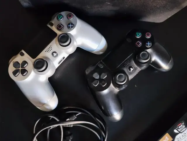 Sony PlayStation 4 Slim с двумя беспроводными геймпадами Sony DualShock 4 V2 — Батуми — 430 ₾