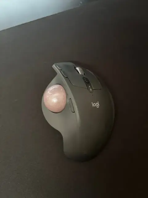1) Logitech MX Ergo — беспроводной трекбол. Снижает нагрузку на кисть и не требует перемещения по ст — Tbilisi — 160 ₾