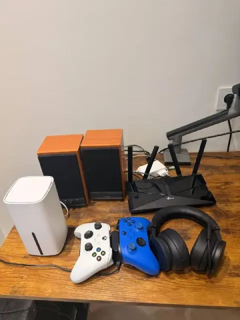 Xbox Series X/S + зарядная станция — 100₾ за комплект. Белый и синий геймпады, станция на два контро — Тбилиси — 100 ₾