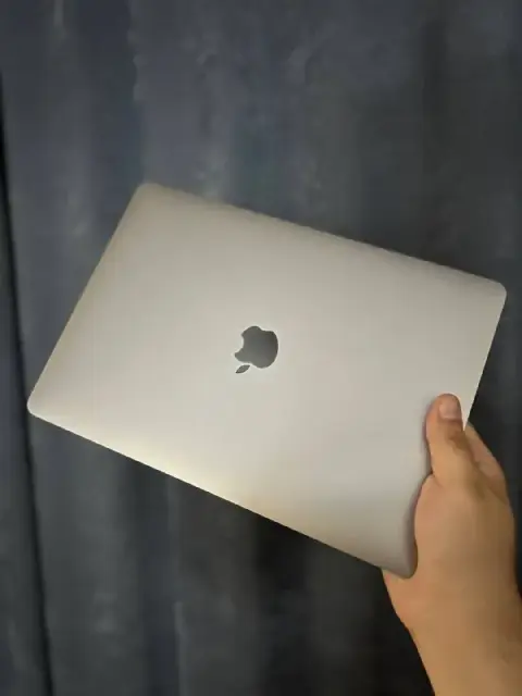 MacBook Air 2020 на базе процессора Intel Core i3 с конфигурацией памяти 8/256 ГБ. — Батуми — 930 ₾