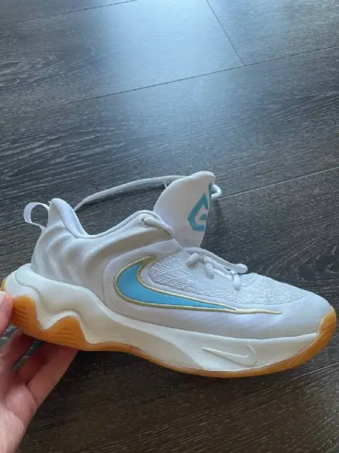 Nike. Заказывали из Америки, но не угадали с размером. Размер 36,5. Цена 100 лари, возможен торг. Мо — Тбилиси — 100 ₾