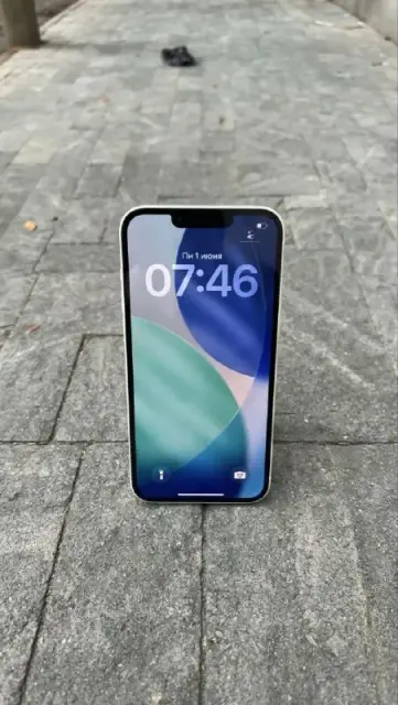 iPhone 14 на 128 ГБ, цвет белый (Starlight). — Батуми — 850 ₾