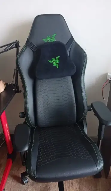 Razer Iskur V2 1150 — Батуми — 2 250 ₾