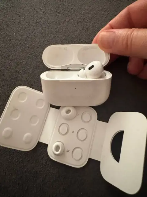 airpods 2 pro правый наушник вместе с кейсом. 80 лари. оригинал. — Батуми — 80 ₾