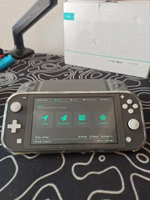 Nintendo Switch Lite, прошитая, в идеальном состоянии. В комплекте зарядка, чехол, кейс и 256 Гб Mic — Батуми — 450 ₾