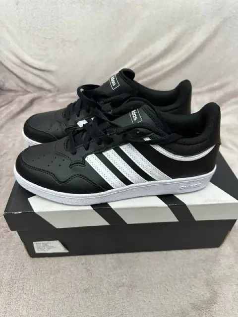 Кроссовки Adidas оригинал, привезены из Турции, не подошел размер, 39.1/3 EU, цена 160 лари — Батуми — 160 ₾