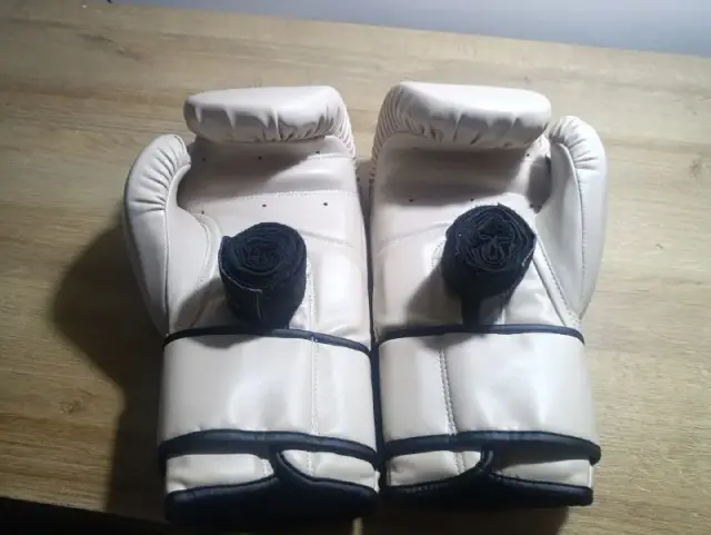 Перчатки Fight House 16 oz + бинты в комплекте. Состояние хорошее, набивка и липучки целые, без дефе — Батуми — 50 ₾