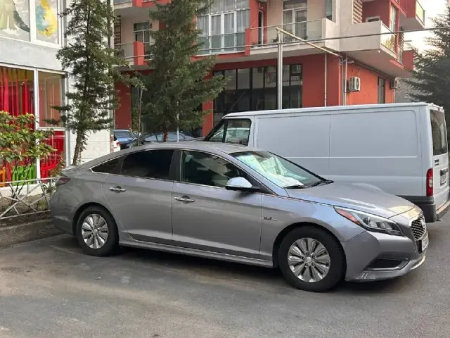 Продам автомобиль Hyundai Sonata гибрид 2016 года, очень экономичная машина расход всего 5-6 л, в от — Тбилиси — 6 000 $