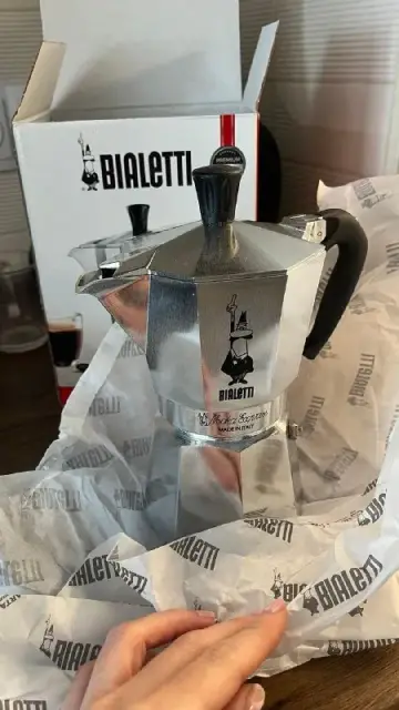 Гейзерная кофеварка Bialetti Moka Express 6 cup — Тбилиси — 110 ₾