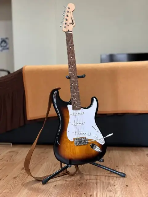 Электрогитара Squier + комбик Harley Benton + наушники Behringer — Тбилиси — 500 ₾