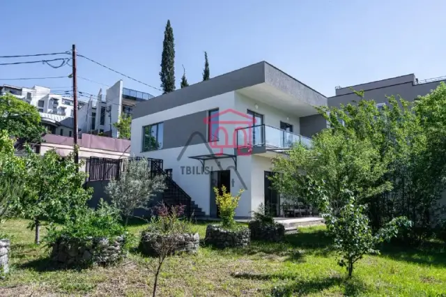 Дом с большим двором и современным ремонтом — Tbilisi — 2,000 $