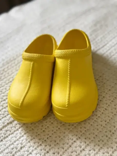 Жёлтые резиновые UGG с открытой пяткой — Tbilisi — 90 ₾