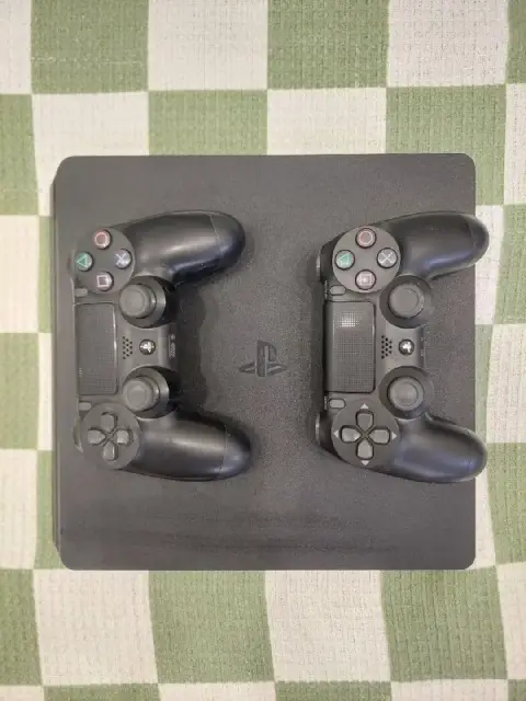 PlayStation 4 Slim + 2 джойстика — Ереван — 80 000 ֏
