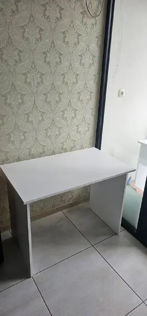 Письменный стол — Батуми — 150 ₾