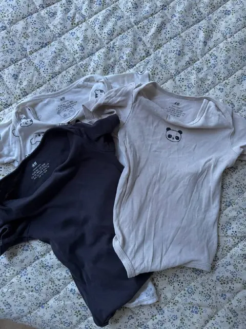 Боди H&M, 86 (12–18 M) — 3 штуки — Батуми — 12 ₾