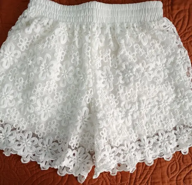 Шорты белые с подкладкой сеткой — Батуми — 20 ₾