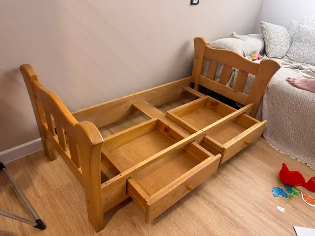 Кроватка с двумя выдвижными ящиками — Батуми — 100 ₾