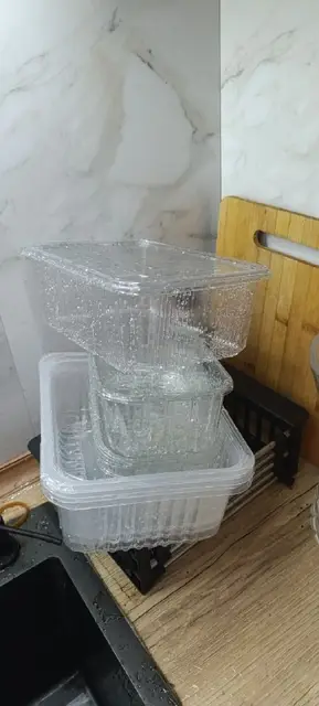 Кучка пластиковых контейнеров и подвесная полка — Батуми