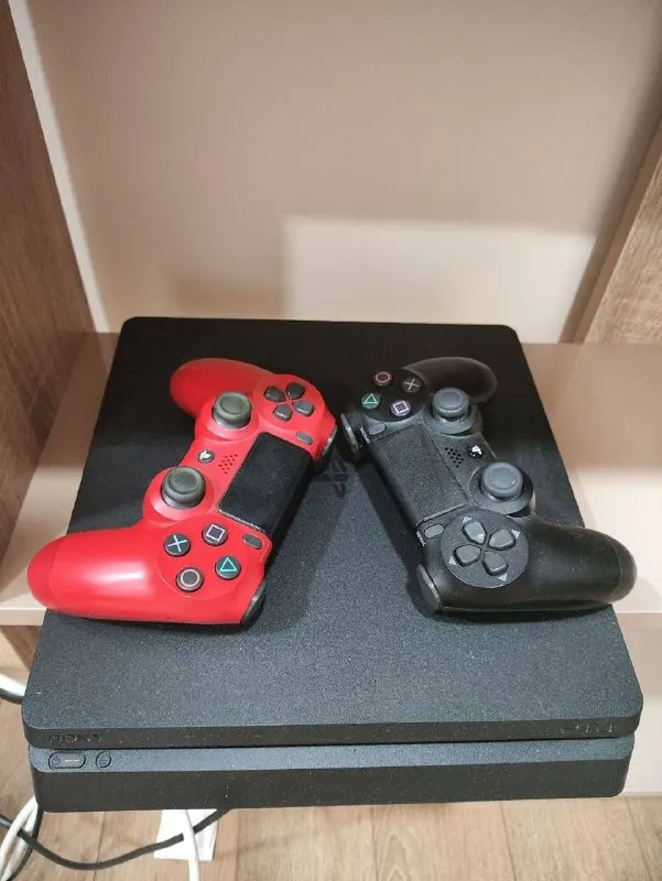 PS 4 Slim плюс два джойстика