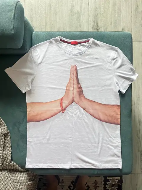 Белая футболка ISAIA с принтом Namaste — Батуми — 120 ₾