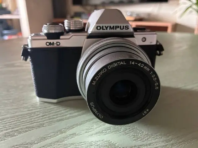 Olympus OM-D E-M10 Mark II + объектив 14-42mm EZ — Батуми — 750 ₾