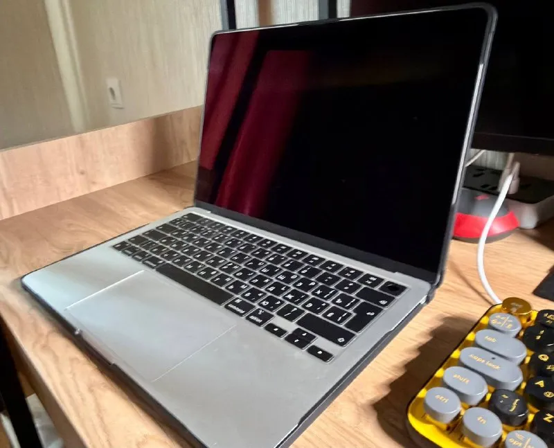 MacBook Air 13 (M3), 16 GB RAM, 256 GB SSD
