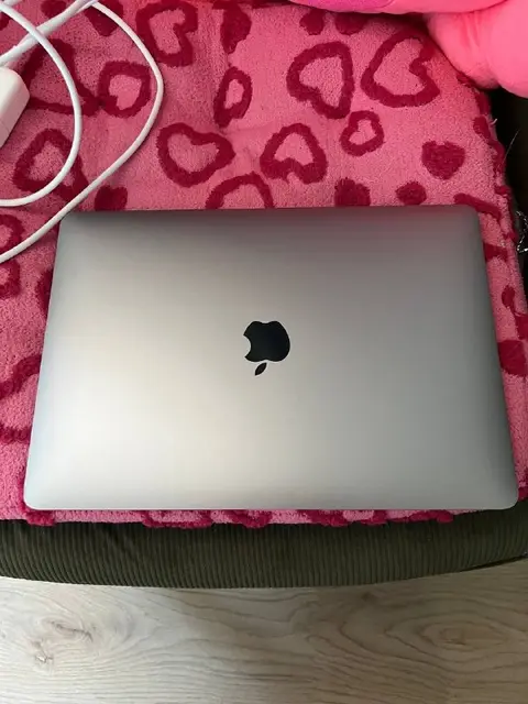 Macbook air m1 8/512 — Batumi — 1,100 ₾