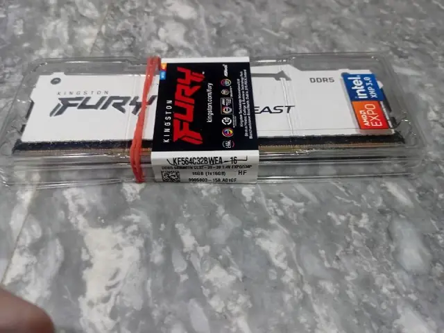 Kingston fury rgb 16gb 6400mhz ddr5 dimm cl36 — Батуми — 450 ₾