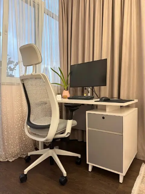 Рабочее место с монитором, креслом и столом — Батуми — 750 $