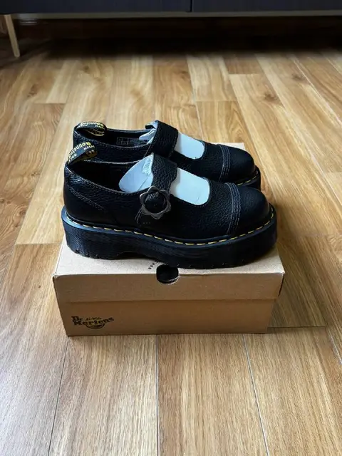 DR MARTENS ADDINA FLOWER BUCKLE LEATHER PLATFORM SHOES IN BLACK — Ереван — 55 000 ֏