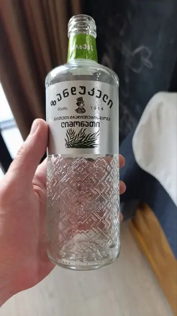 Пустые бутылки из-под лимонада — Тбилиси