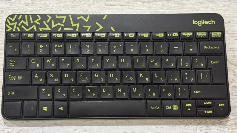 Компактная клавиатура Logitech с русской раскладкой