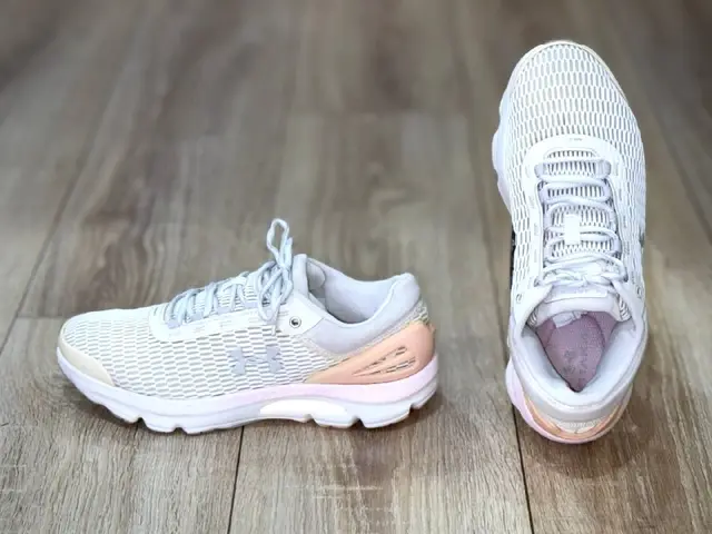 Женские кроссовки Under Armour charged intake — Батуми — 119 ₾
