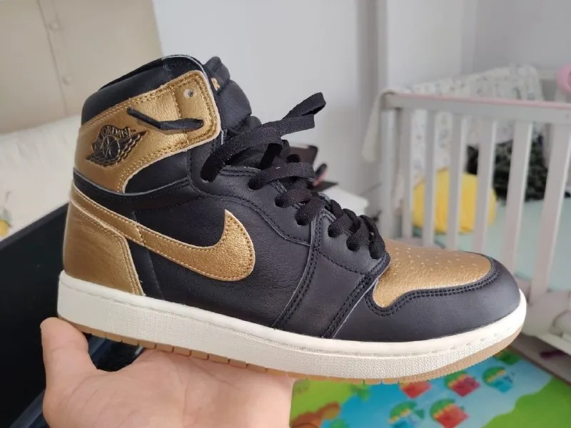 Jordan 1 mid metallic gold