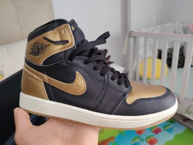 Jordan 1 mid metallic gold — Батуми — 200 ₾