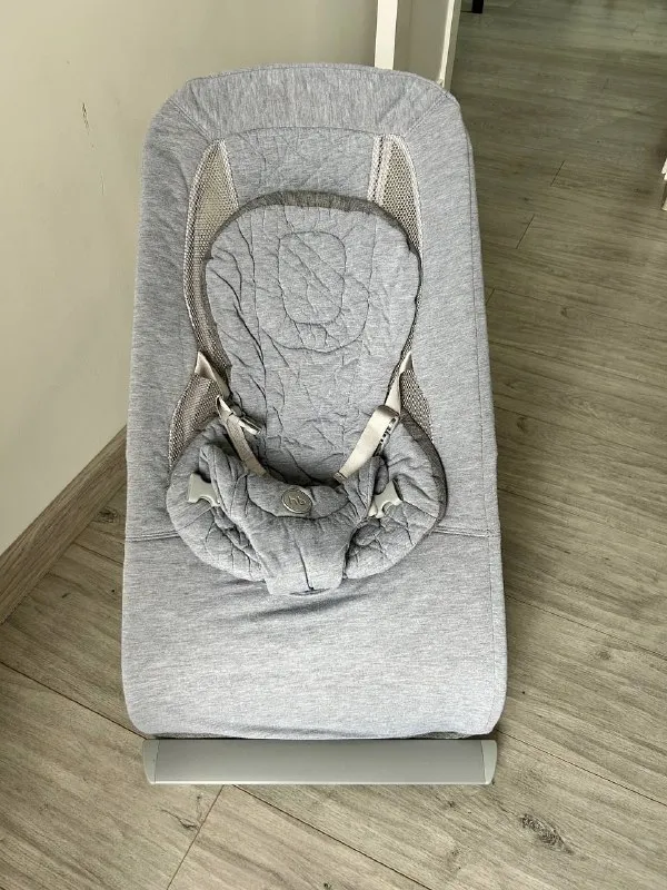 Детский шезлонг качалка Happy Baby Hugger