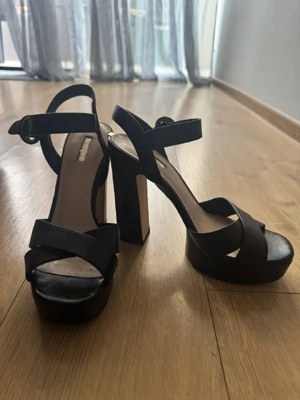 Кожаные босоножки Guess 39р.