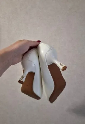 Удобные белые туфли на каблучке